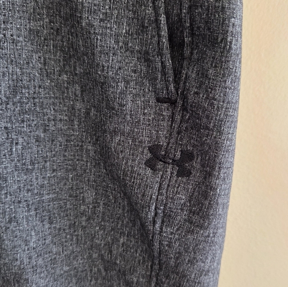 Under Armour | Loose Fit Gray Flat Front Shorts Mens Size 36 10" Inseam - Picture 3 of 7